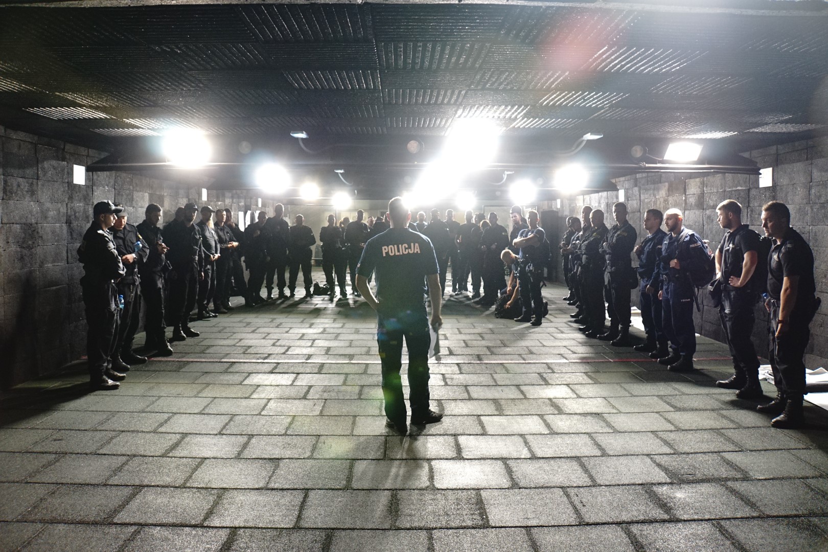 Policjanci przed strzelaniem zebrali się na strzelnicy