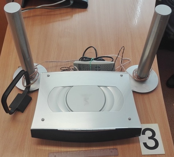 Odzyskane przez policjantów skradzione kino domowe w kolorze srebrnym