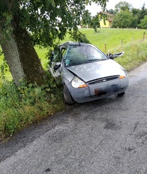 Zdjęcie uszkodzonego forda