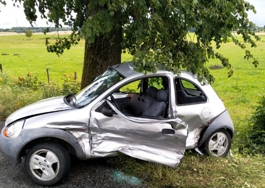 zdjęcie forda uszkodzonego w wypadku