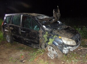 Rozbity samochód leżący w przydrożnym rowie