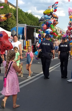 Policyjny patrol podczas zabezpieczania imprezy