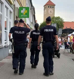 Czterech policjantów patrolujących miasto podczas Dni i Nocy Szczytna