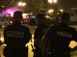 Trzech policjantów podczas nocnego patrolu