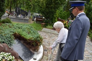 insp. Robert Muraszko, podinsp. Marcin Grabowski, Maria Sadłowska składają kwiaty w miejscu pamięci