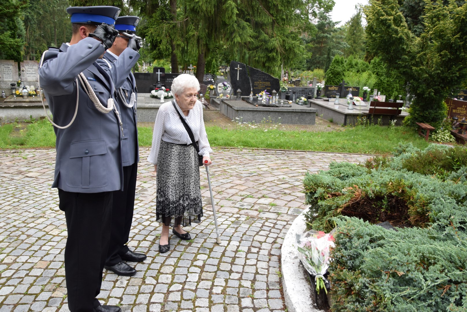 insp. Robert Muraszko, podinsp. Marcin Grabowski, Maria Sadłowska składają kwiaty w miejscu pamięci