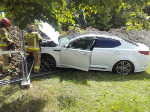 Na zdjęciu widoczny jest samochód osobowy, który przejechał na wprost przez rondo.