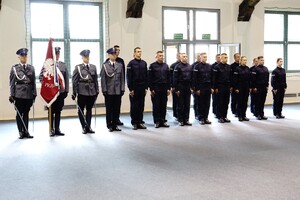 Nowo przyjęci policjanci podczas ślubowania