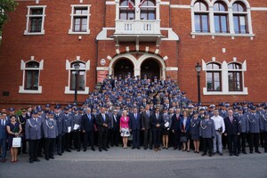 Pamiątkowe zdjęcie uczestników obchodów Święta Policji w Kętrzynie