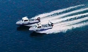 Dwie policyjne łodzie na jeziorze