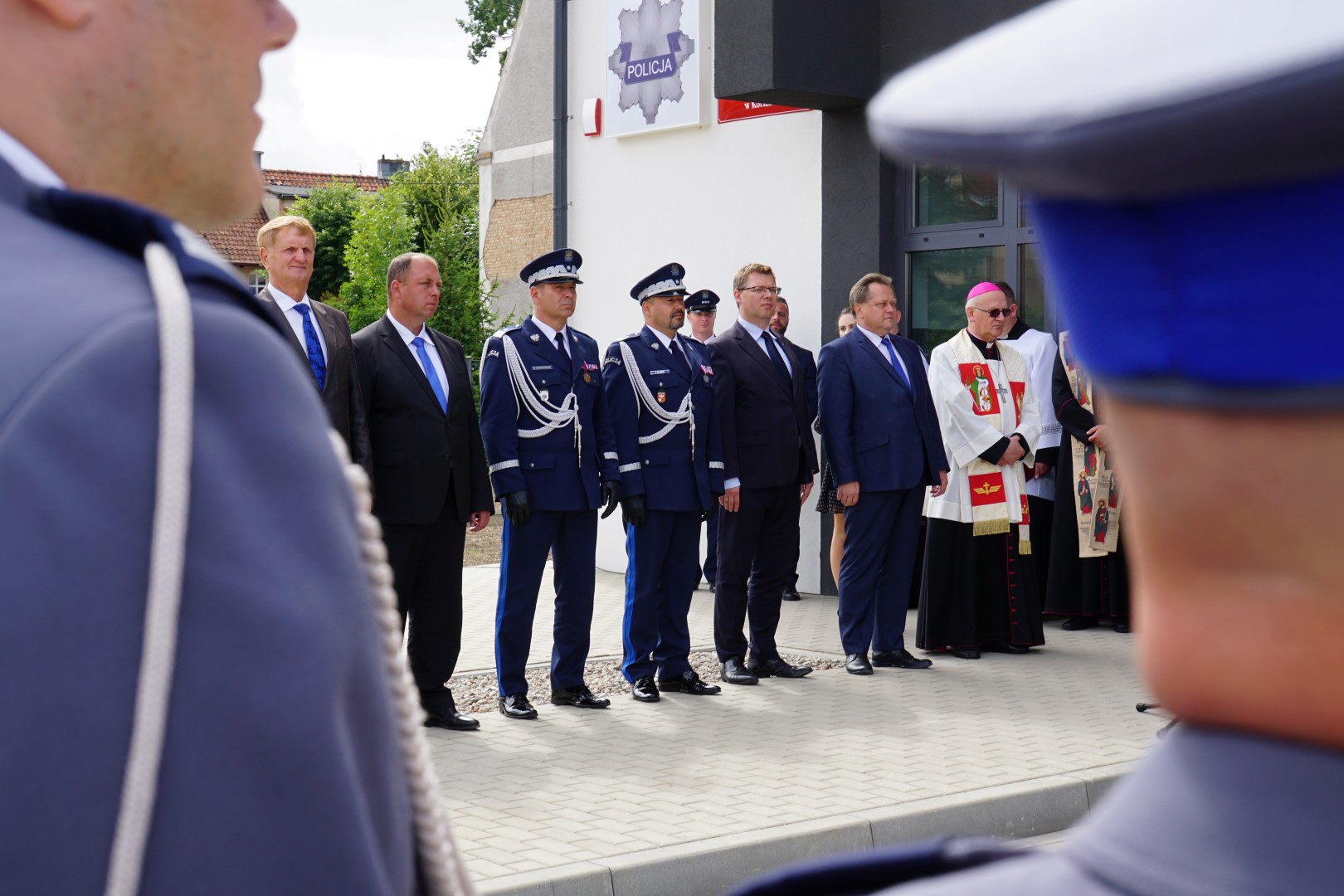 Uczestnicy uroczystej zbiórki pod nowym Komisariatem Policji w Korszach