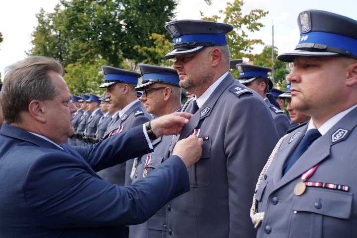 Jarosław Zieliński odznacza policjanta