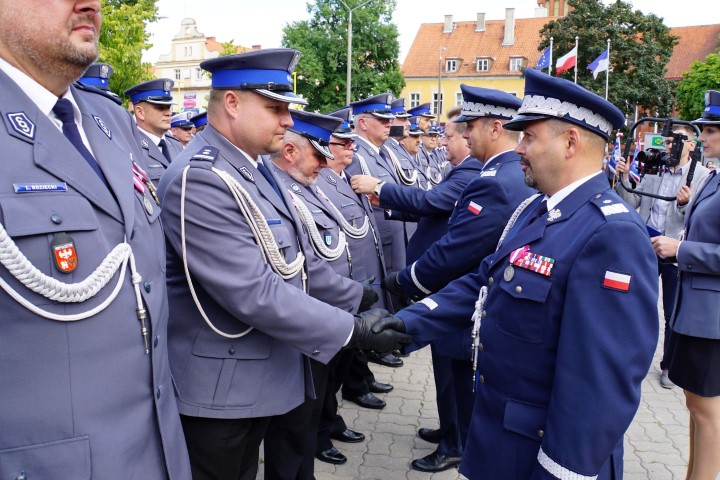 nadinsp. Tomasz Klimek składa gratulacje policjantowi