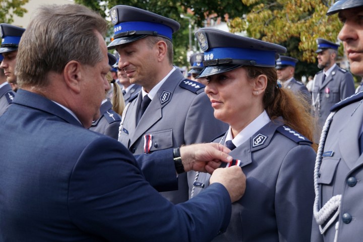 Jarosław Zieliński odznacza policjantkę