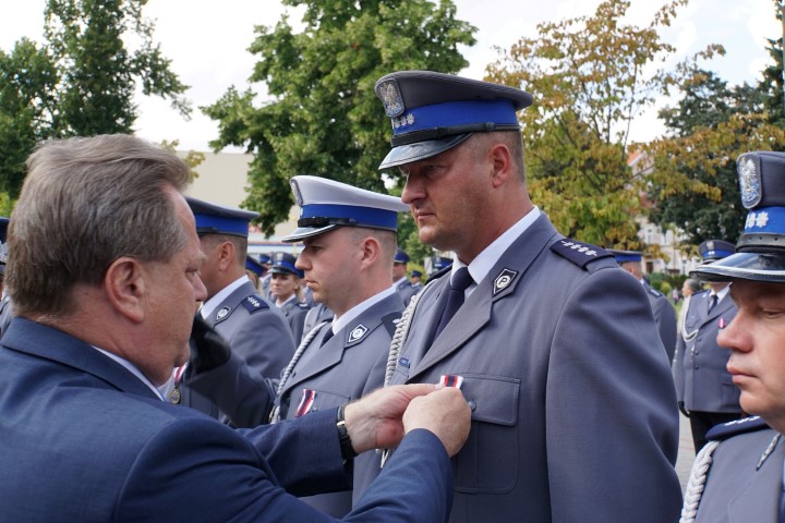 Jarosław Zieliński odznacza policjanta