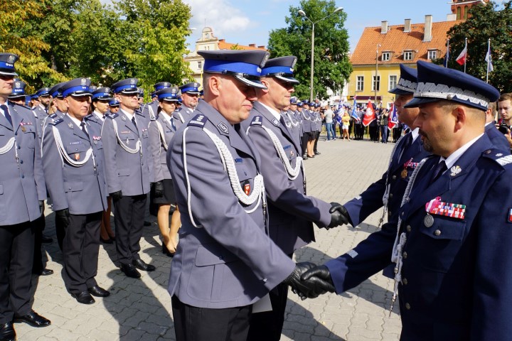 nadinsp. Tomasz Klimek składa gratulacje policjantowi