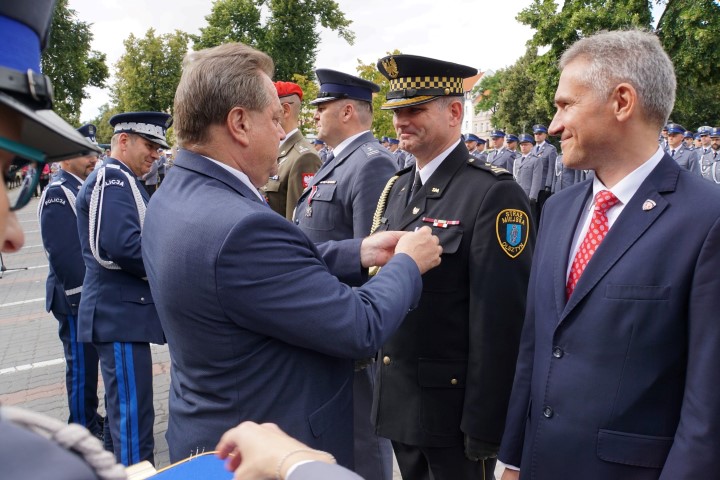 Jarosław Zieliński odznacza przedstawiciela służb