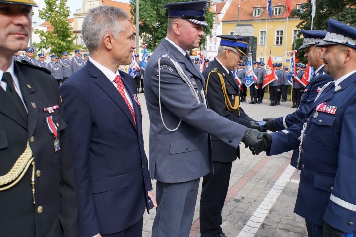 nadinsp. Tomasz Klimek składa gratulacje wyróżnionemu