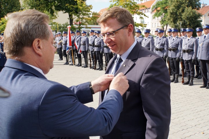 Jarosław Zieliński odznacza Wojewodę Warmińsko-Mazurskiego