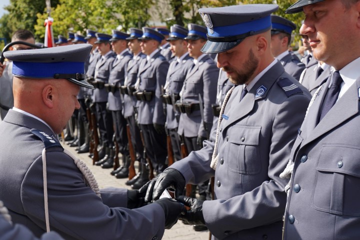 nadkom. Sławomir Koniuszy odznacza policjanta