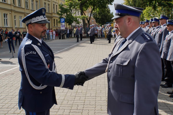 nadinsp. Tomasz Klimek składa gratulacje policjantowi