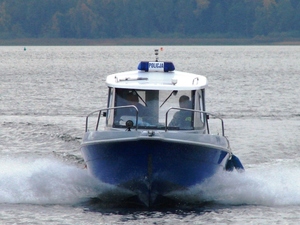 Łódka policyjnych wodniaków na jeziorze