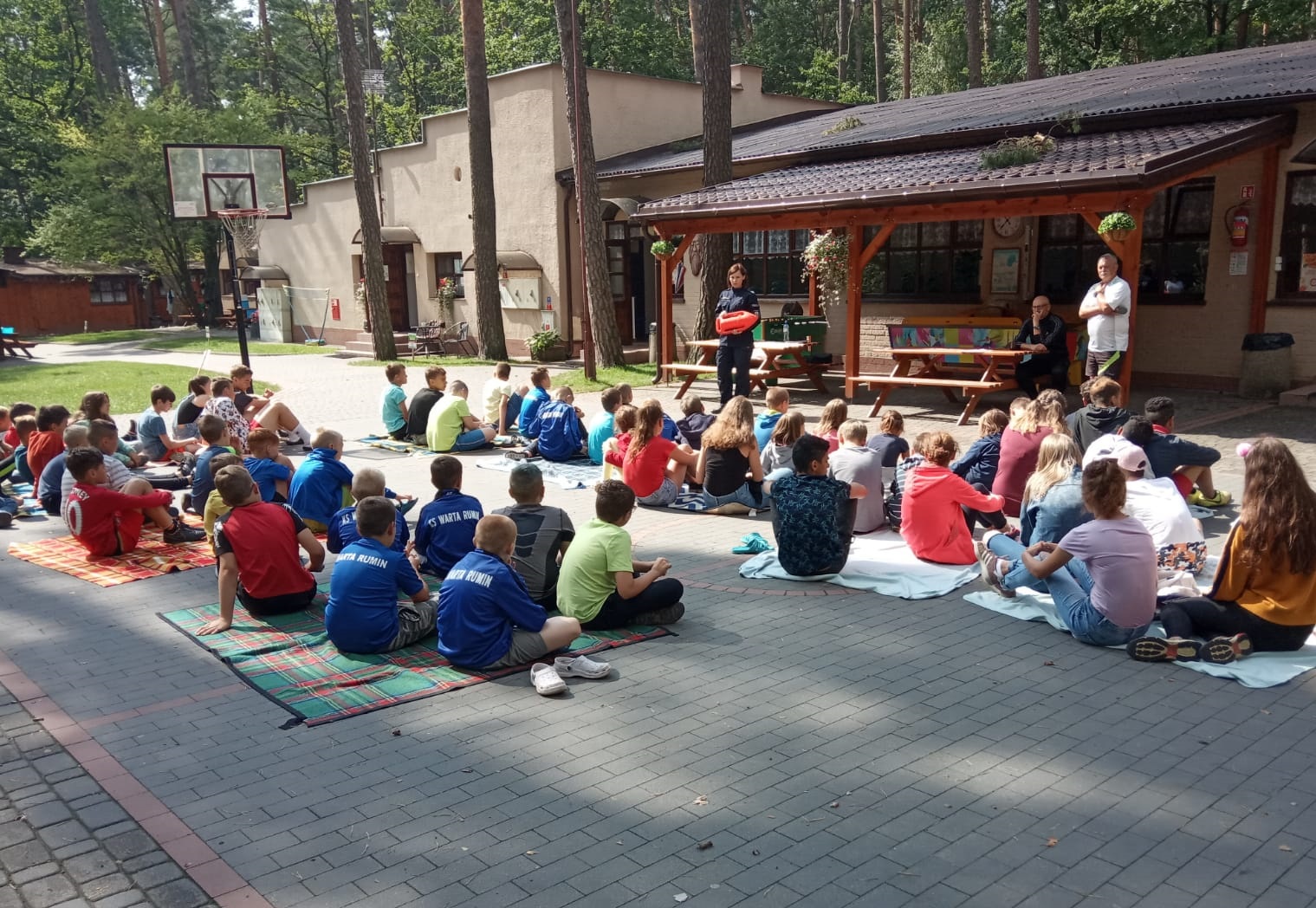 Policjanci podczas spotkania z wypoczywającymi.
