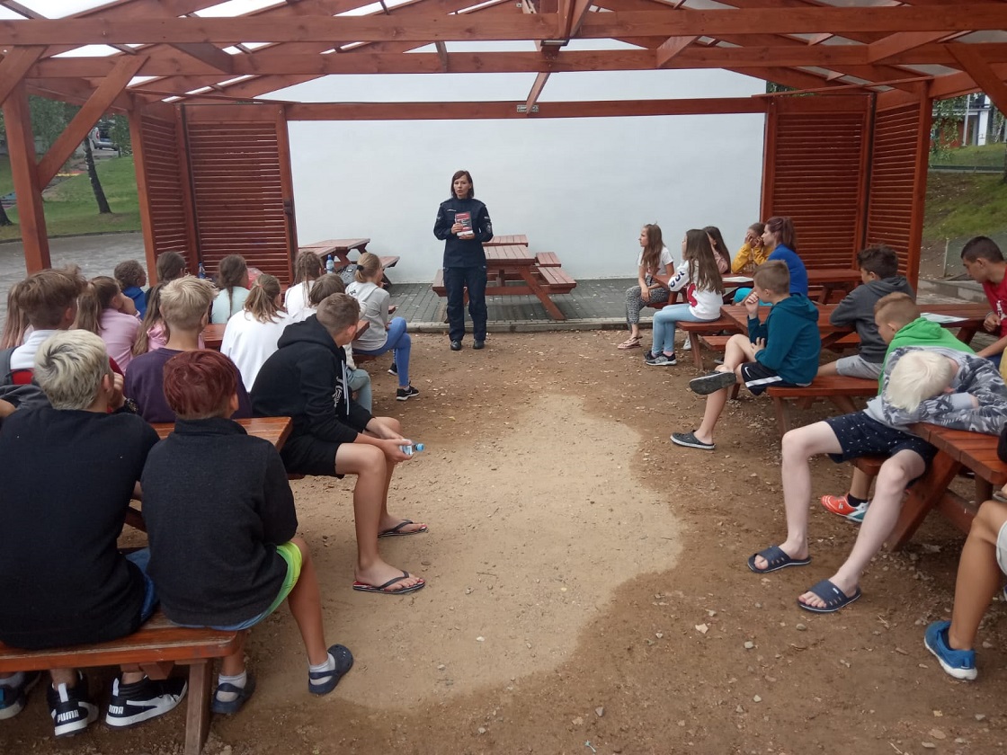 Policjanci podczas spotkania z wypoczywającymi.