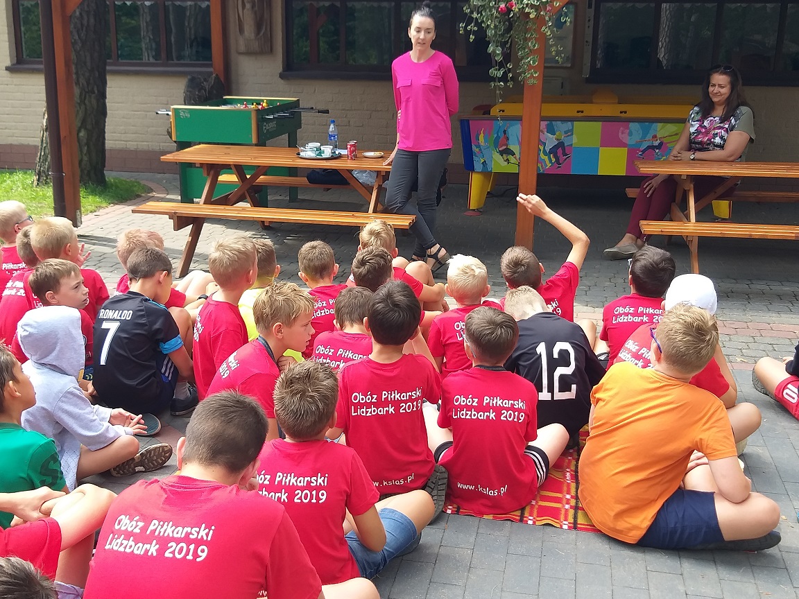 Policjanci podczas spotkania z wypoczywającymi.