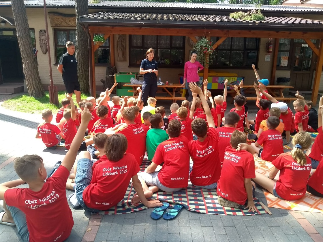 Policjanci podczas spotkania z wypoczywającymi.