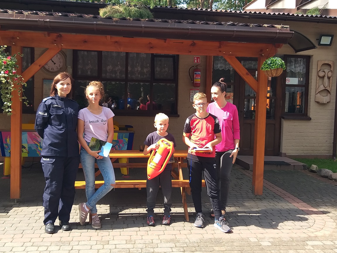 Policjanci podczas spotkania z wypoczywającymi.