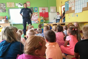 Zdjęcie przedstawia spotkanie policjantów z dziećmi i ich opiekunami.
