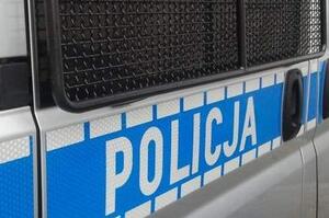 Zdjęcie przedstawia część policyjnego radiowozu.