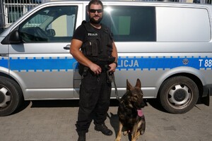 sierż. szt. Kamil Domżalski i jego psi towarzysz Rambo