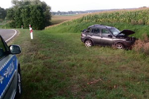 Rozbity samochód na poboczu drogi