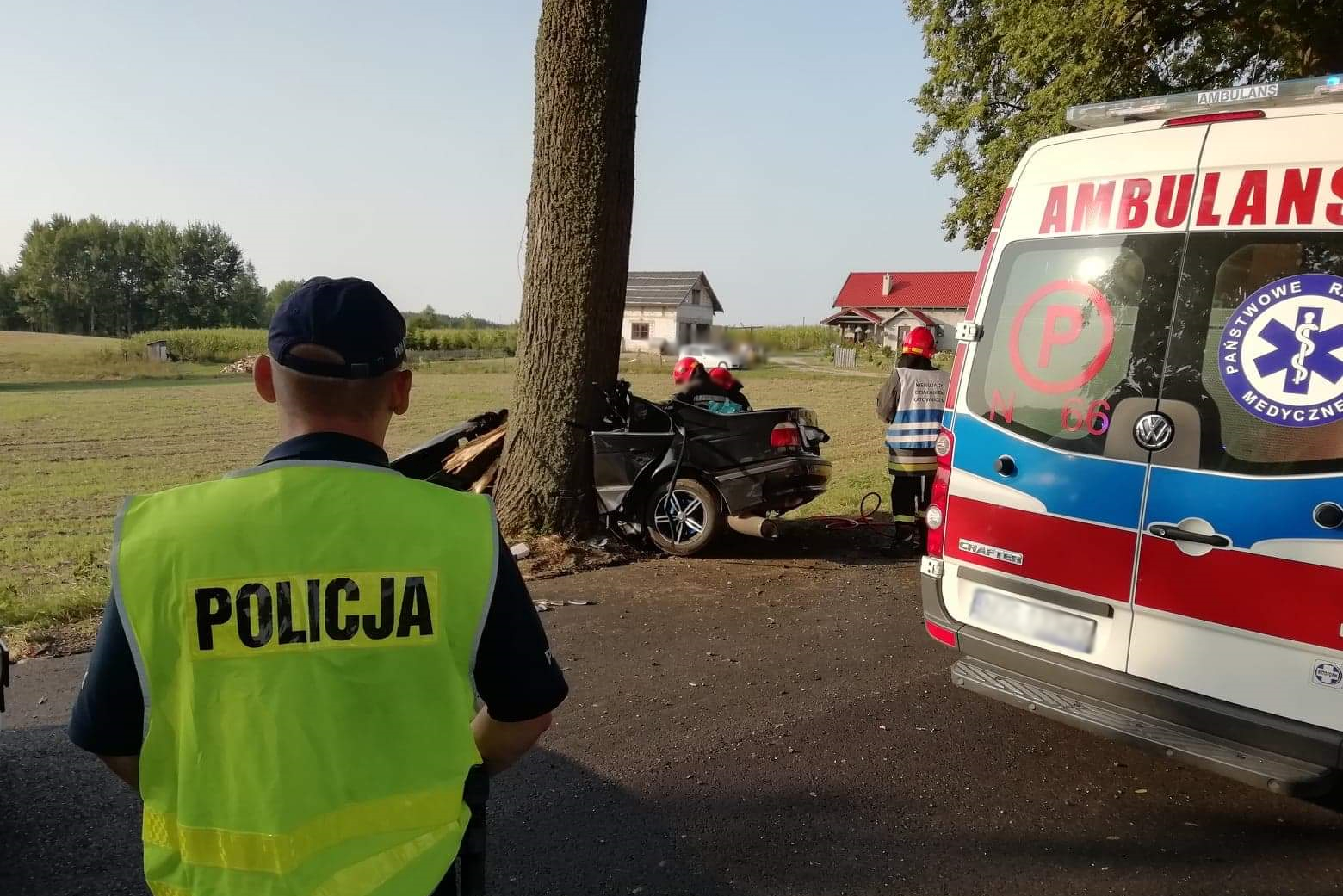 Rozbity samochód po uderzeniu w drzewo na trasie Morąg - Miłakowo