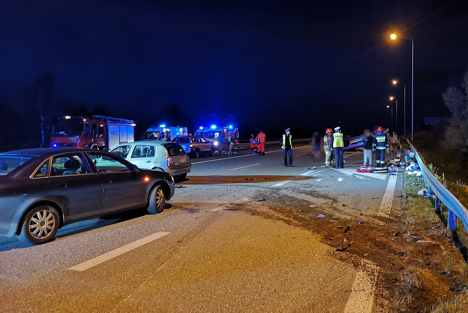 Uszkodzone samochody i służby ratunkowe na obwodnicy Ełku