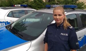 Policjantka na tle radiowozu