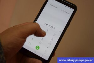 Dłoń trzymająca telefon