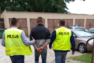 Podejrzany o rozbój prowadzony przez policjantów