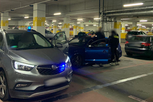 Samochód zatrzymany na parkingu