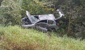 Rozbity samochód w przydrożnym rowie