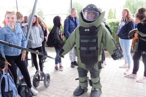 Policjanci podczas spotkania z licealistami