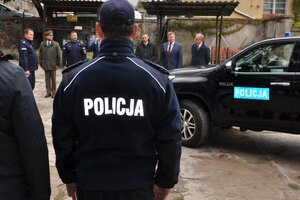 Uczestnicy uroczystego przekazania radiowozu