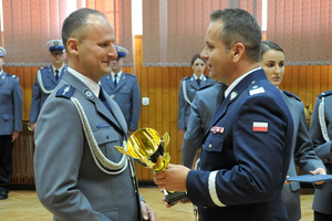 Asp. Cezary Piotrowski odbiera gratulacje