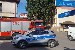 Wóz straży pożarnej oraz radiowóz na miejscu zdarzenia drogowego