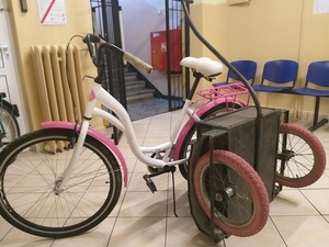 Odzyskany i zabezpieczony przez policjantów rower koloru różowo - białego oraz wózek transportowy