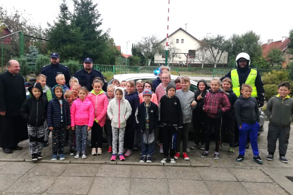 Spotkanie policjantów z dziećmi z ZSP w Tyrowie