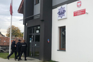 Zatrzymany mężczyzna prowadzony przez policjantów