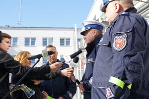 Funkcjonariusze podczas briefingu prasowego